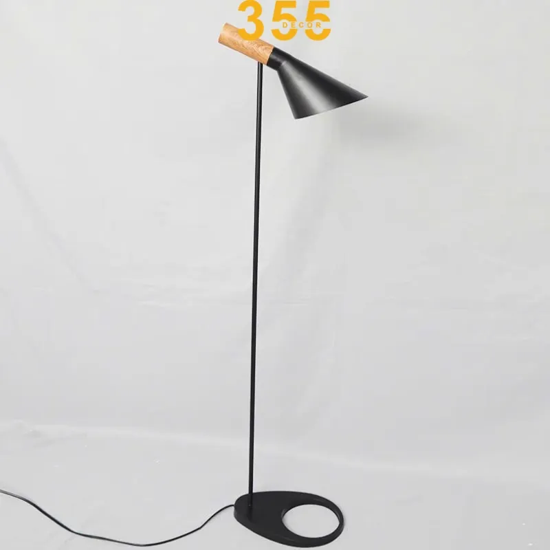 Đèn Đứng DD16 thân đen tĩnh điện, chao nón có đuôi gỗ, đế khoét lỗ độc đáo.
