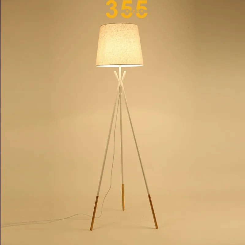 Đèn Đứng DD3032 phiên bản màu trắng, thiết kế ba chân thanh lịch, chao vải