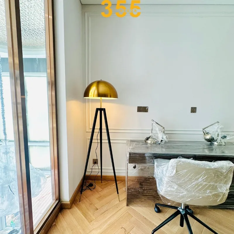 Vẻ đẹp nghệ thuật của Đèn Đứng DD32 với thiết kế ba chân sắt đen và chao "nấm vàng"