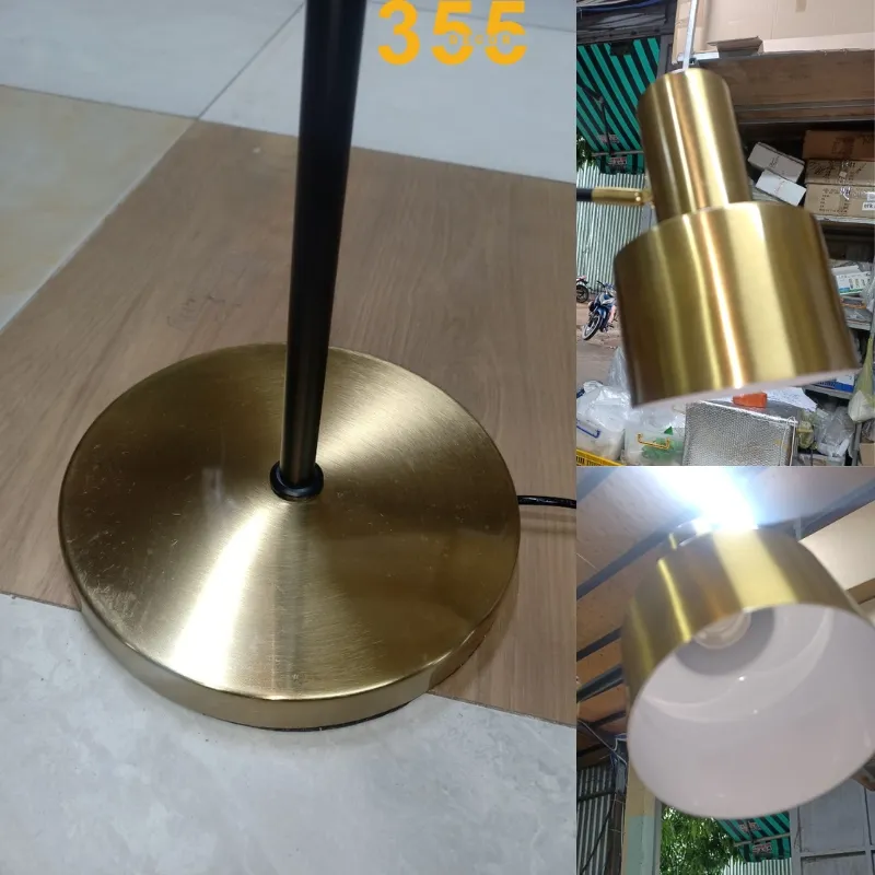 Ảnh cận cảnh chao đèn dáng loa trụ và đế đèn hợp kim mạ vàng