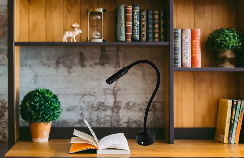 Đèn Rọi Tranh RT08-01 – phối cảnh đèn gắn bàn học làm việc.