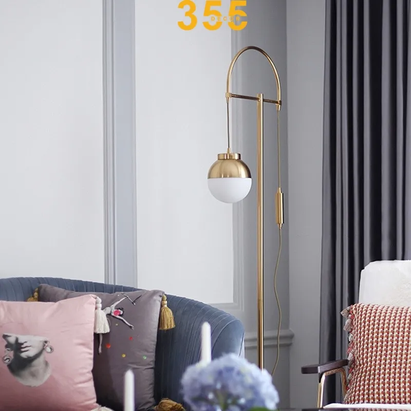 Thân đèn vòng cung hợp kim mạ vàng và đế vững chãi