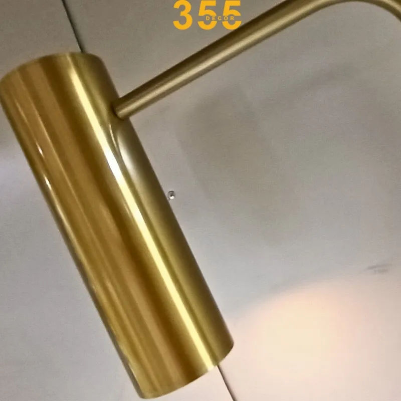 Cận cảnh chi tiết chao đèn ống và thân hợp kim mạ vàng của Đèn Đứng DD19