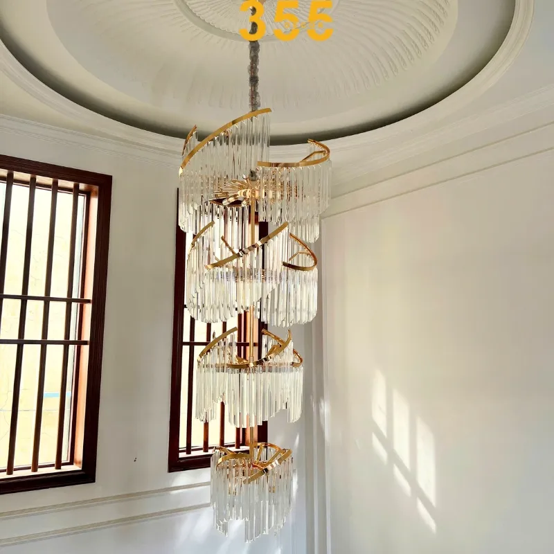 Mẫu đèn thả thông tầng TPL17 bằng pha lê treo ở trung tâm phòng khách lớn.