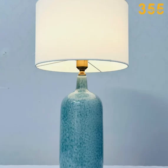 Đèn bàn DB102 - thiết kế đơn giản, hiện đại trang trí không gian sống thêm sang trọng.