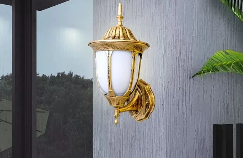 Đèn tường VNT6625 được thiết kế theo dạng lồng đèn cổ điển, phần chụp trên bo tròn, đỉnh nhọn nhẹ nhàng, thân đèn uốn cong gắn vào đế tường chắc chắn